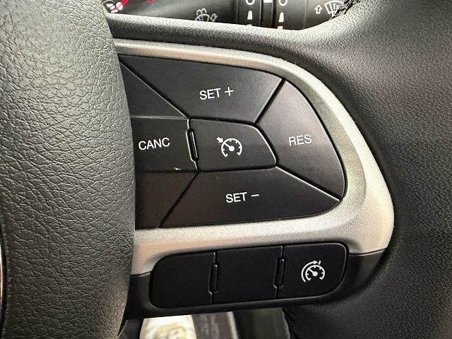 JEEP Renegadeロンジチュード　ワンオーナー／ＡｐｐｌｅＣａｒＰｌａｙ／バックカメラ／ドライブレコーダー／ＥＴＣ／クルーズコントロール／ブラインドスポット／クリアランスソナー／アイドリングストップ／スマートキー／プッシュスタート／ 内装他