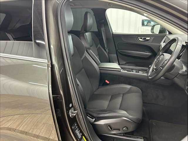 XC60D4 AWD Momentum 内装他
