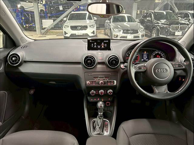 A1 Sportback1.0 TFSI RHD 内装他