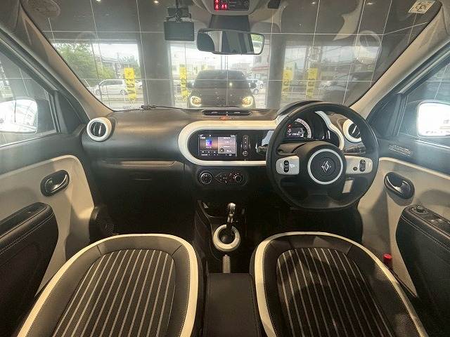 TWINGOインテンス AppleCarplay/シートヒーター/レーンキープアシスト/ETC車載機/USBポート/バックカメラ/アイドリングストップ/オートライト/クルーズコントロール/ドライブレコーダー/スマートキー 内装他