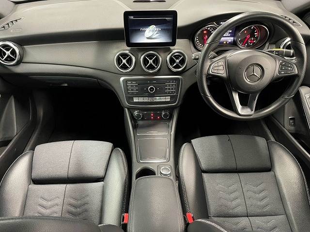 メルセデス・ベンツGLA-CLASSGLA 180 RHD 内装他