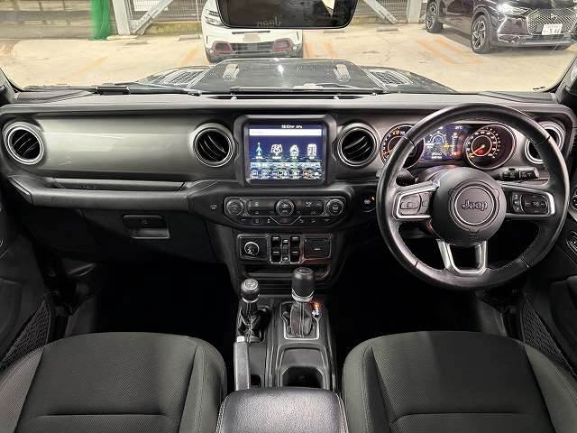 クライスラーJEEP WRANGLERＵｎｌｉｍｉｔｅｄ　Ｓａｈａｒａ　ＡｐｐｌｅＣａｒＰｌａｙ／アルパインサウンド／アダクティブクルーズコントロール／ブラインドスポットモニター／コーナーセンサー／サイドカメラ／アイドリングストップ／フロントカメラ／フルセグ／ＥＴＣ／ 内装他