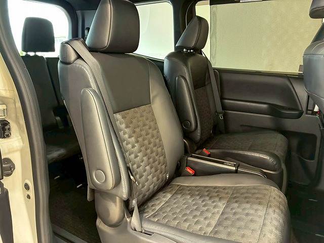 トヨタ ヴォクシーハイブリッドの画像11