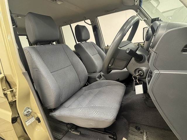 ランドクルーザー70系バン 内装他