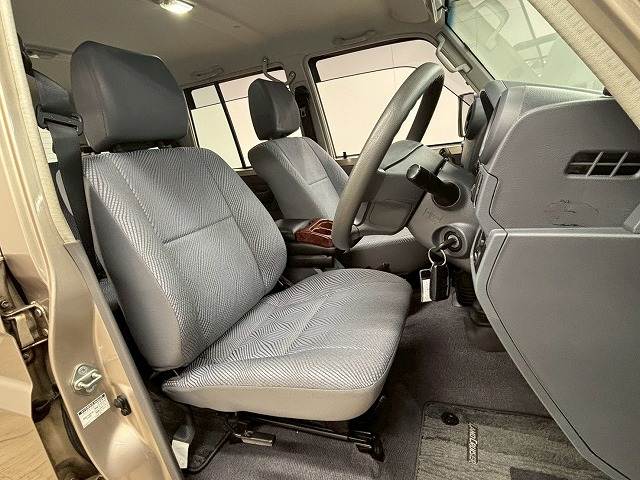 ランドクルーザー70系30thアニバーサリーバン 内装他