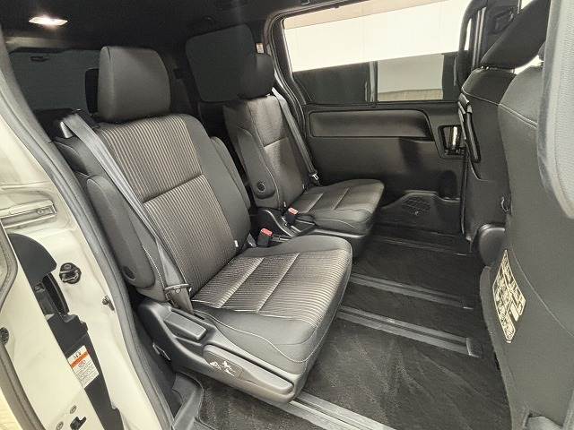 ヴォクシーハイブリッドZS“煌” 内装他