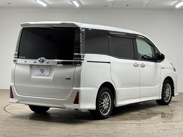 トヨタ ヴォクシーハイブリッドの画像17