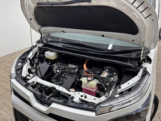 トヨタ ヴォクシーハイブリッドの画像18