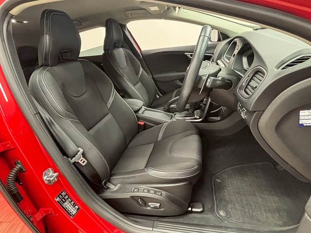 V40D4 Momentum 内装他