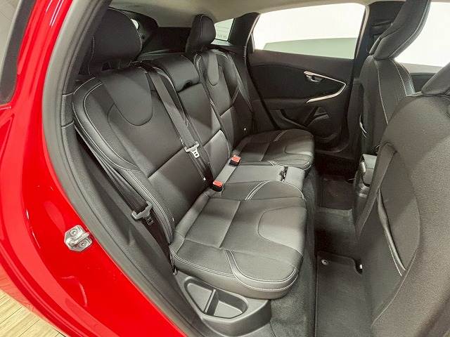 V40D4 Momentum 内装他