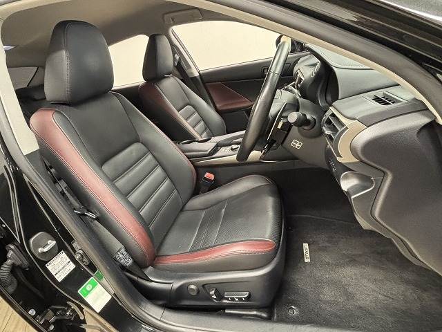 ISIS300h version L 内装他