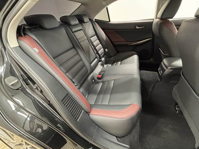 ISIS300h version L 内装他