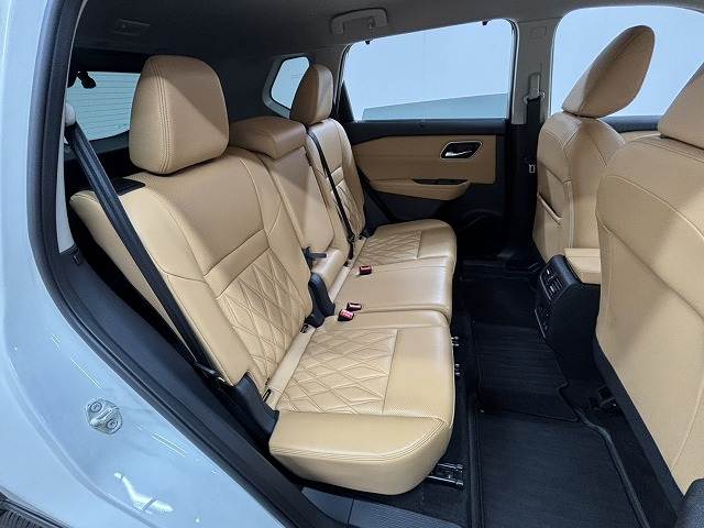 エクストレイル◆G e-4ORCE 2列シート車 内装他