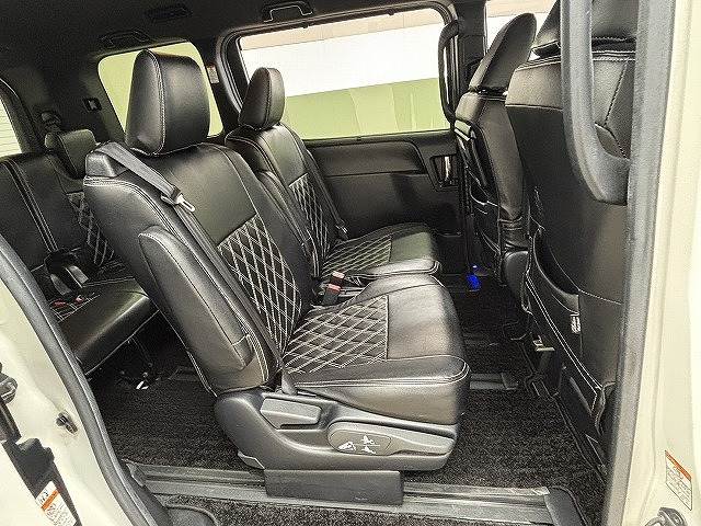 ヴォクシー◆HYBRID ZS“煌II” 7人乗り 内装他