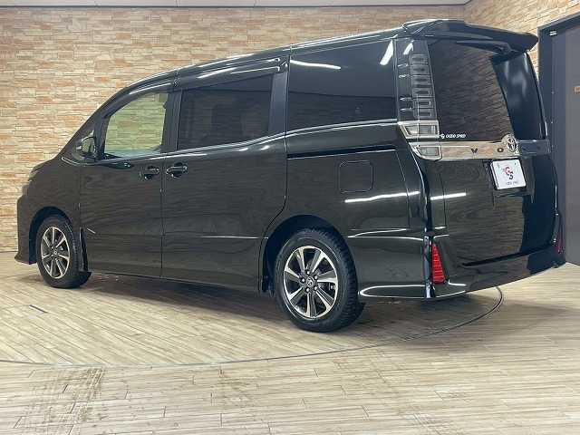 トヨタ ヴォクシーの画像17