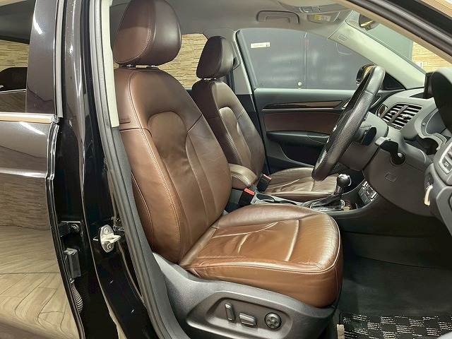 Q32.0 TFSI quattro 180PS RHD 内装他