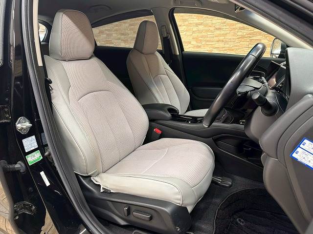 ヴェゼルハイブリッドハイブリッドZ 社外7型ナビ 追従クルコン フルセグ シートメモリー パワーシート Bluetooth 衝突軽減 レーンキープ クリアランスソナー シートヒーター CD/DVD ETC パドルシフト ハーフレザー 内装他