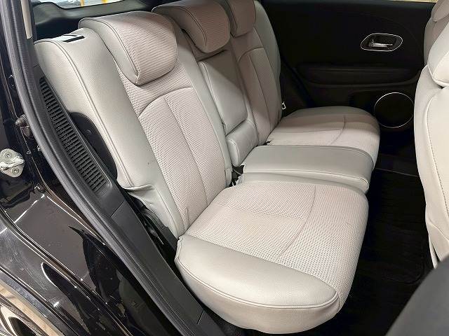 ヴェゼルハイブリッドハイブリッドZ 社外7型ナビ 追従クルコン フルセグ シートメモリー パワーシート Bluetooth 衝突軽減 レーンキープ クリアランスソナー シートヒーター CD/DVD ETC パドルシフト ハーフレザー 内装他