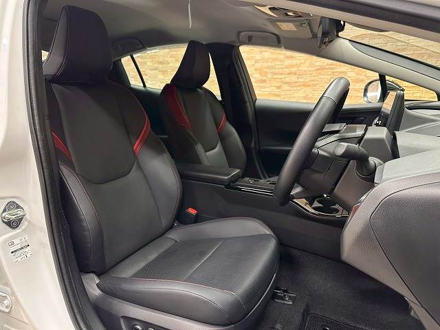 プリウスZ AC100V 4WD 全周囲カメラ カープレイ レーダークルーズコントロールシステム 電動リアゲート ワイパーデアイサー ステアリングヒーター シートヒーター ワイヤレス充電 デジタルインナーミラー 内装他