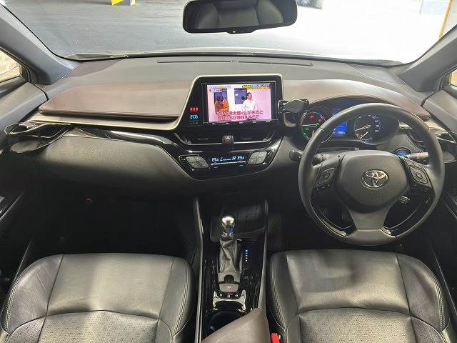 C-HRハイブリッド　Ｇ　モデリスタエアロ／９型ナビ／バックカメラ／ＥＴＣ／トヨタセーフティーセンス／Ｂｌｕｅｔｏｏｔｈ／クリアランスソナー／衝突軽減／レーンキープ／ブラインドスポットモニター／シートヒーター／フルセグ 内装他