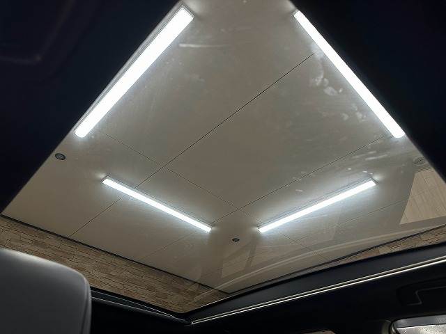 カローラクロスHYBRID Z ガラスルーフ/全周囲カメラ/ベンチレーション/カープレイ/LEDヘッド/純正18インチアルミ/電動リアゲート/AC100V/セーフティセンス/AppleCarplay/ブラインドスポットモニター 内装他