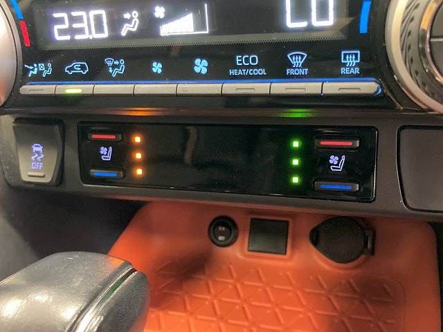 RAV4アドベンチャー　追従クルコン／シートクーラー／シートヒーター／ＥＴＣ／ステアリングヒーター／ブラインドスポットモニター／電動リアゲート／純正９型ナビ／バックカメラ／オートホールド／ＬＥＤヘッドライト／オートライト 内装他