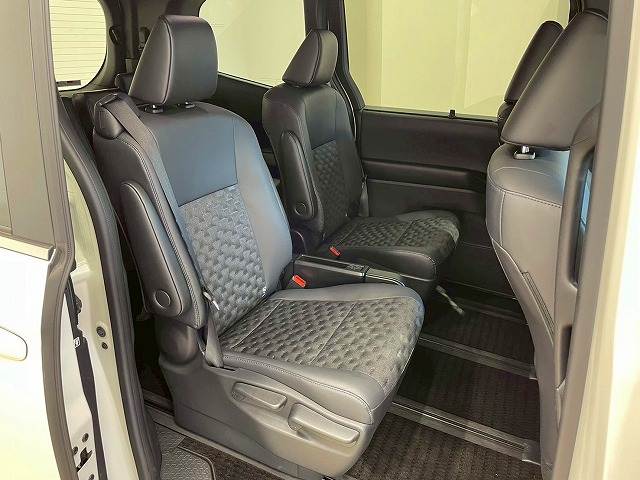 トヨタ ヴォクシーハイブリッドの画像11