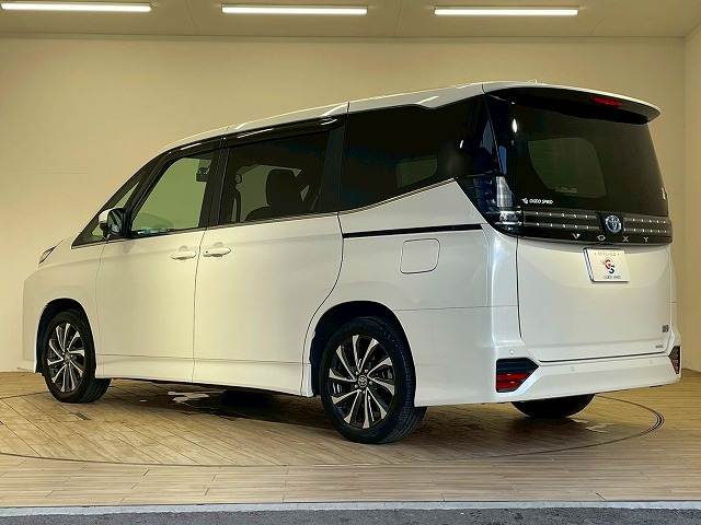 トヨタ ヴォクシーハイブリッドの画像16