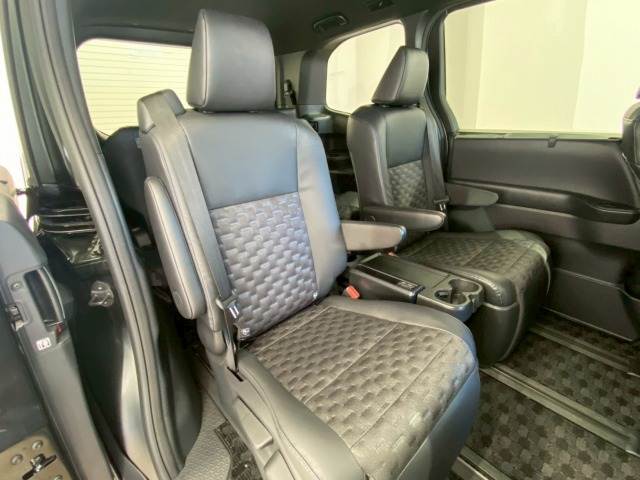 トヨタ ヴォクシーハイブリッドの画像11