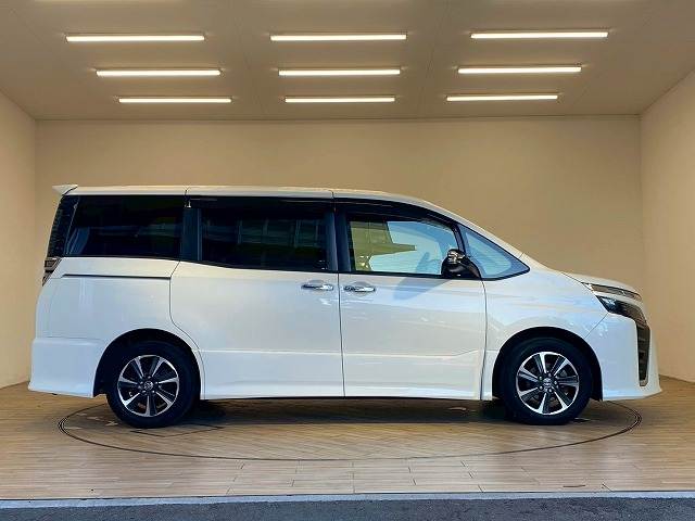 トヨタ ヴォクシーの画像17