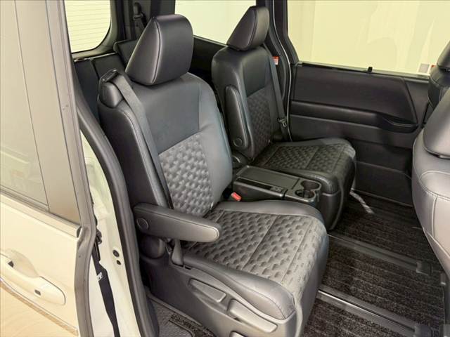 トヨタ ヴォクシーハイブリッドの画像11