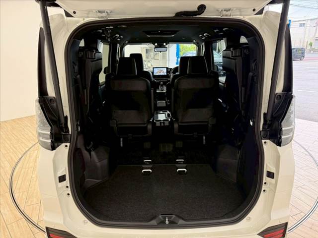 トヨタ ヴォクシーハイブリッドの画像13