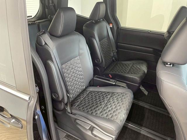 トヨタ ヴォクシーハイブリッドの画像11