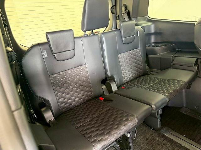 トヨタ ヴォクシーハイブリッドの画像12