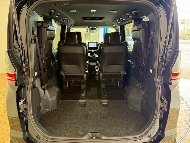 トヨタ ヴォクシーハイブリッドの画像13