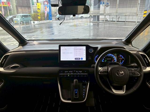 トヨタ&nbsp;ヴォクシーハイブリッドの画像3