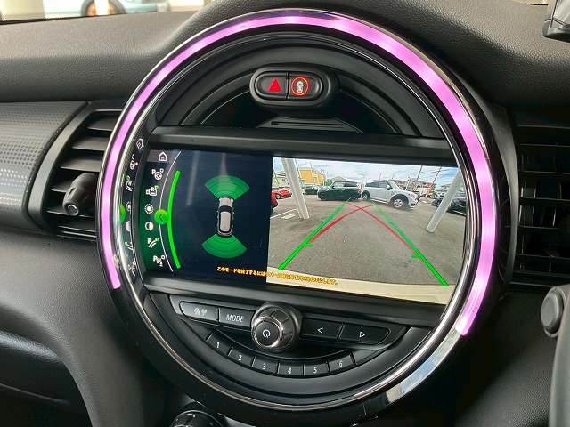 MINIクーパー　純正ＨＤＤナビ　バックカメラ　前後コーナーセンサー　マルチファンクションステアリング　ヘッドアップディスプレイ　オートライト　レインセンサー　コンフォートアクセス　ＥＴＣ　横滑り防止装置　衝突軽減 内装他