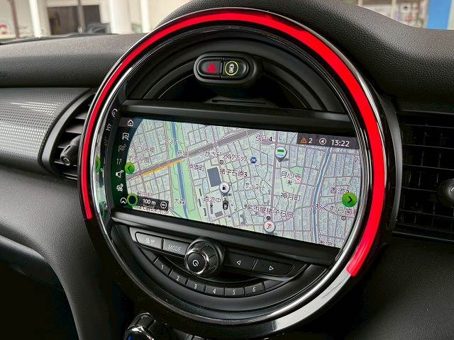 MINI5ドア COOPER ワンオーナー/純正ナビ/バックカメラ/ETC/衝突軽減ブレーキ/コンフォートアクセス/LEDヘッドライト/アイドリングストップ/オートライト/レインセンサー/オートエアコン/プッシュスタート 内装他