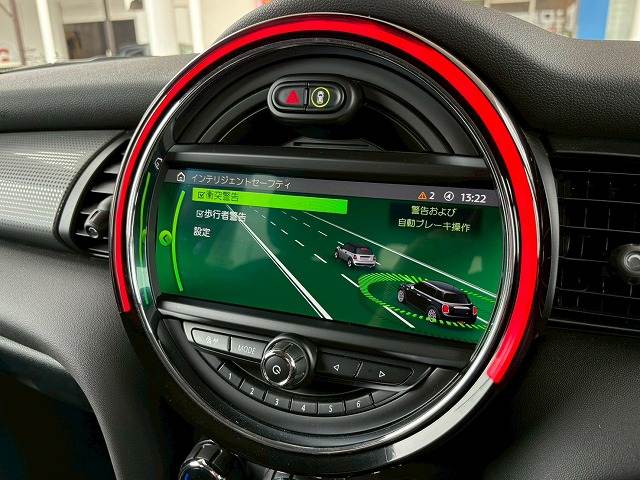 MINI5ドア COOPER ワンオーナー/純正ナビ/バックカメラ/ETC/衝突軽減ブレーキ/コンフォートアクセス/LEDヘッドライト/アイドリングストップ/オートライト/レインセンサー/オートエアコン/プッシュスタート 内装他