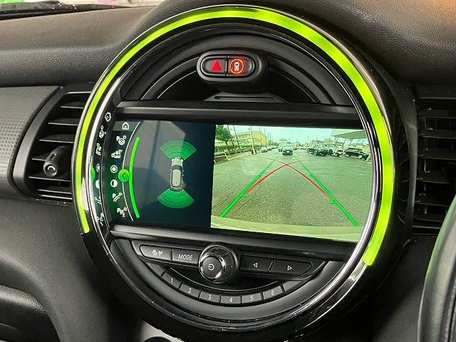MINI5ドア COOPER D バックカメラ/前後センサー/衝突軽減ブレーキ 内装他